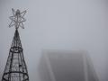 (Foto de ARCHIVO)
Un árbol de Navidad al lado de una de las 'Torres KIO' cubierta de niebla, a 7 de diciembre de 2022, en Madrid (España). La previsión de la Agencia Estatal de Meteorología (Aemet) en la Comunidad de Madrid para hoy apunta a que podrán registrarse lluvias débiles y dispersas, sobre todo a última hora del día. Sin embargo, durante la jornada reinará la estabilidad de las temperaturas y las nieblas y brumas matinales en zonas de montaña. A partir de mañana, jueves, 8 de diciembre, entrará una borrasca que dejará lluvias en la región.

Alejandro Martínez Vélez / Europa Press
07 DICIEMBRE 2022;NIEBLA;MADRID;TIEMPO;FRIO;INVIERNO;CLIMA
07/12/2022