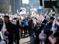 Manifestantes en Seúl a favor de la destitución del presidente Yoon Suk Yeol