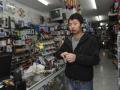Chino vendiendo en un bazar