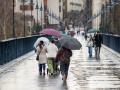 Varias personas se protegen de la lluvia en Logroño