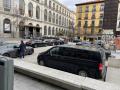 Parte de los coches oficiales aparcados en las inmediaciones del Museo Reina Sofía