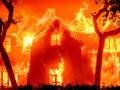 Una casa envuelta en llamas durante el incendio de Eaton en el área de Altadena del condado de Los Ángeles, California