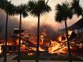 Una casa arde durante el incendio de Palisades en Pacific Palisades, California