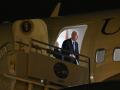 El presidente de Estados Unidos, Joe Biden, acompañado por la primera dama Jill Biden, descienden del Air Force One en el Aeropuerto Internacional de Los Ángeles