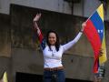 La líder opositora venezolana María Corina Machado ondea una bandera nacional durante una protesta convocada por la oposición en vísperas de la investidura presidencial, en Caracas el 9 de enero de 2025