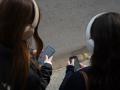 Dos jóvenes usan el teléfono móvil
