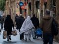 Varias personas caminan por una calle de Barcelona