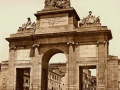 Puerta de Toledo con restos de la cerca de Madrid