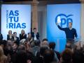 El presidente del PP, Alberto Núñez Feijóo, sostiene la Declaración de Asturias