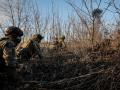 Soldados ucranianos combaten contra las fuerzas rusas y norcoreanas