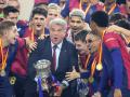 Joan Laporta levanta la Supercopa de España conquistada este domingo ante el Real Madrid