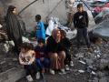 Una mujer observa la destrucción causada por un ataque israelí en la escuela Al-Farabi, en el centro de la ciudad de Gaza