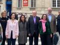 El presidente del PNV Andoni Ortuzar posa sonriente junto al edificio cedido por Sánchez al PNV