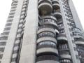 Obra del arquitecto Sáenz de Oiza, las Torres Blancas es un símbolo indiscutible del barrio alrededor de la Avenida de América y un emblema de la ciudad de Madrid. Su uso masivo del hormigón, su verticalidad, su carácter orgánico lo convierten en la máxima expresión del brutalismo en España.