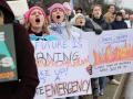 Un grupo de mujeres sostienen unas pancartas durante la manifestación contra el regreso de Donald Trump en Washington D.C.