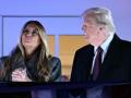 El presidente electo de EE.UU. Donald Trump y su esposa Melania Trump observan fuegos artificiales durante una recepción en su honor en el Trump National Golf Club Washington DC en Sterling, Virginia