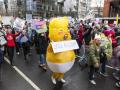 Manifestantes en contra de la administración entrante de Trump, marchan hacia el Monumento a Lincoln en Washington, DC, Estados Unidos, 18 de enero de 2025