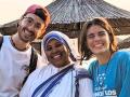Pablo y Gloria, con una misionera de la caridad