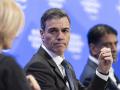 El presidente del Gobierno español, Pedro Sánchez, asiste a una mesa redonda en la 55ª reunión anual del Foro Económico Mundial (FEM) en Davos