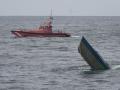 El narcosubmarino hallado en Camariñas, poco antes de hundirse