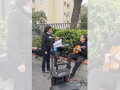 Un micrófono, dos guitarras y un amplificador han sido las armas de estos vecinos para protestar