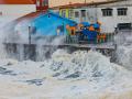 La influencia de la profunda borrasca Herminia mantiene a toda España, salvo Navarra y las Canarias, en aviso por fuerte temporal de lluvia, viento, nieve y mala mar, con especial incidencia en Galicia, donde hay aviso rojo (riesgo extremo) por olas que alcanzarán los 12 metros, informa la Aemet en su web. EFE/Lavandeira jr