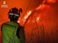 Un bombero de la Diputación de Castellón trabaja en el incendio de un camping en Nules, Castelón
