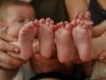 Los pies de dos gemelos recién nacidos