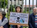 Varias personas durante una nueva protesta contra la empresa de celulosa Altri, en la puerta principal de la Xunta de Galicia