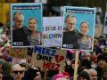 Un cartel con Friedrich Merz y Alice Weidel, líderes de la CDU y AfD respectivamente