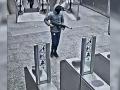 Uno de los encapuchados portando un kalashnikov a la entrada de la estación de metro