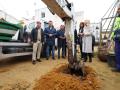 El alcalde, junto a los delegados de Infraestructuras y Sostenibilidad, contemplan la marcha de la replantación arbórea