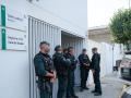 Entrada de los juzgados de Barbate custodiada por agentes de la Guardia Civil.