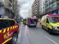 Ambulancias y bomberos, este viernes, en Valencia, tras declararse un incendio en un bingo