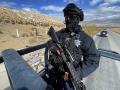 Un integrante de la policía estatal durante un operativo este jueves, en la frontera en Ciudad Juárez