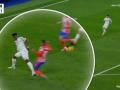 Imagen del penalti concedido a favor del Atlético en el derbi madrileño