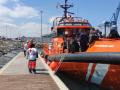 Trabajadores de Cruz Roja tras interceptar una patera en Alicante
