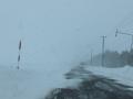 Una carretera está parcialmente cubierta por nieve en las afueras de Sapporo, Hokkaido, Japón