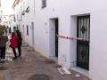 La mujer fue hallada en el interior de la vivienda con aparentes signos de haber sido estrangulada
