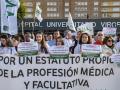 SEVILLA, 10/02/2025.-SEVILLA. 10/02/2025. - Participantes durante la concentración que los sindicatos médicos han convocado en todas las comunidades como paso previo a la "gran manifestación" que celebrarán el próximo jueves a las puertas del Ministerio de Sanidad contra el nuevo estatuto marco y exigir una regulación propia de los facultativos, este lunes a las puertas del hospital Virgen del Rocío de Sevilla. EFE/ Raúl Caro.