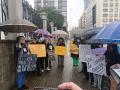 Familiares y amigos de Yoel Quispe, concentrados ante la Audiencia Provincial de La Coruña