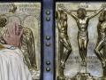 El Santo Padre procede a la apertura de la Puerta Santa de la basílica de San Pedro del Vaticano