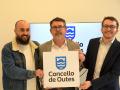 El alcalde de Outes, Manuel González (centro)