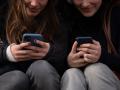 (Foto de ARCHIVO)
Dos personas usan el teléfono móvil, a 1 de febrero de 2024, en Barcelona, Catalunya (España). El pasado 30 de enero el Govern aprobó las instrucciones que regulan el uso de los dispositivos móviles en las aulas de colegios e institutos, que se comenzarán a aplicar de cara al próximo curso 2024-2025. En Educación Infantil, Primaria y Secundaria (ESO), el uso de los teléfonos móviles estará totalmente prohibido, mientras que en Bachillerato y Formación Profesional (FP), los alumnos podrán utilizarlos durante horas no lectivas.

David Zorrakino / Europa Press
01 FEBRERO 2024;TELÉFONOS;MÓVILES;PROHIBIDOS;VETADOS;USO;RECURSOS
01/2/2024