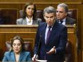 El líder del PP, Alberto Núñez Feijóo, durante su intervención en la primera sesión de control al Gobierno del año