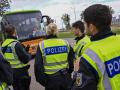 Agentes de policía alemanes controlan un autobús de larga distancia en la frontera franco-alemana en Kehl, oeste de Alemania