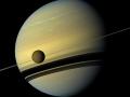 El planeta Saturno junto a la luna Titán