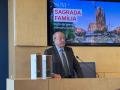 El presidente delegado de la Junta Constructora de la Sagrada Familia, Esteve Camps, junto a una maqueta de la futura fachada de la Glòria