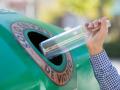 Reciclado de vidrio en el iglú verde