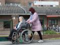 Una mujer pasea a una anciana en silla de ruedas, en las inmediaciones de la residencia geriátrica de As Gándaras